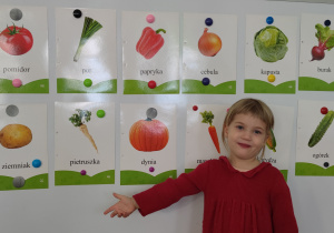 zdjecie 5- Dziewczynka wskazuje na tablicy warzywa