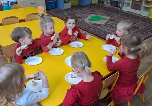 7 dzieci jedzą przy stole