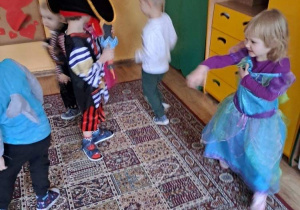 6 dzieci tańczą w swojej sali