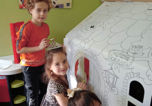 Dzieci malują pierwsze fragmenty domku – drzwi i skrzynkę na listy.