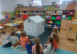 Dzieci złożyły tekturowy domek z kartonu