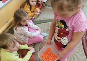 01-Dzieci jedzą surową marchewkę