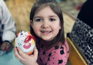 Dziewczynka prezentuje gotowe jajko