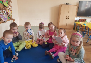 Dzieci z grupy Odkrywców ćwiczą prawidłowy oddech z lusterkiem