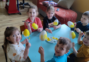zdjęcie 2 - Dzieci malują jajka styropianowe