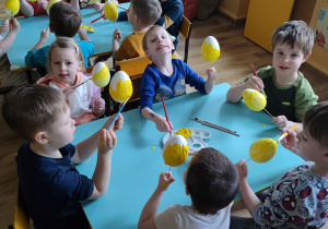 Zdjęcie 3- Dzieci malują jajka styropianowe