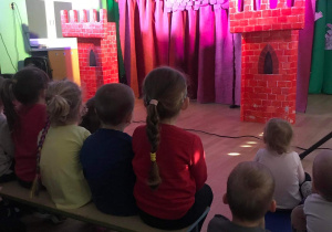 2. Dzieci patrzą na scenografię przedstawiającą zamek