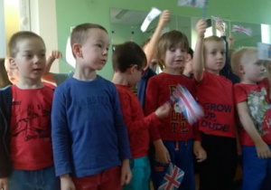 Sylwuś pięknie śpiewa, natomiast Antoś, Paweł, Michał i Wojtek pilnie oglądają występy dzieci z innej grupy.