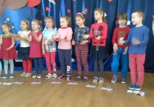 Paweł, Wojtek, Laura i pozostałe dziewczynki śpiewają piosenkę i jednocześnie pokazują chorągiewki angielskie.