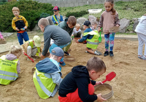 Dzieci biorą udział w zajęciach paleontologicznych