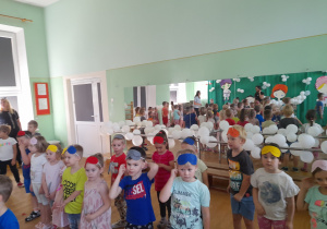 Dzieci tańczą, naśladując ruchy nauczycieli