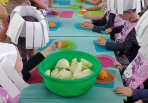 Dzieci zaczynają robienie sałatki od obrania pomarańczy