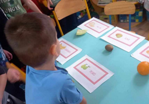 Dzieci dopasowują owoce do kolorowych kart