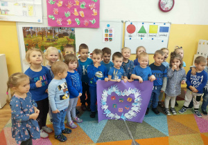 Dzieci z grupy Kotków prezentują wykonany plakat.