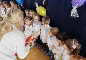 Zdjęcie grupowe dzieci podczas pasowania na przedszkolaka.