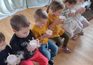 Dzieci piją sok z suchym lodem.