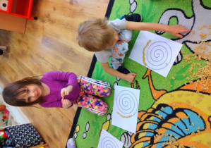 Dzieci z makaronu układają wzór spirali.