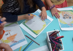 Dzieci odszukują ukryty obrazek zamalowując go zgodnie z kodem