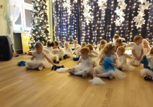 Dzieci siedzą w 3 rzędach obok nich leżą pompony( taniec dzieci „Zima” A.Vivaldi)