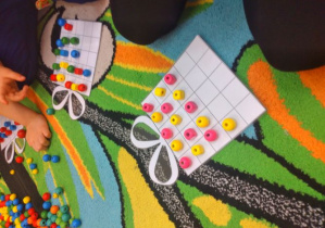 Dzieci układają swoje rytmy za pomocą koralików.
