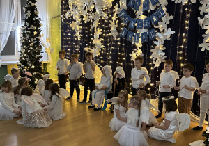 Dzieci z grupy XI prezentują choreografię do pastrorałki pt. "Weseli Anieli".