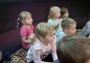 Zdjęcie przedstawiające dzieci podczas seansu kosmicznego.
