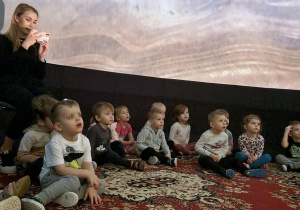 Zdjęcie przedstawiające dzieci podczas seansu kosmicznego.