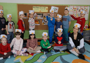 Dzieci pozują do zdjęcia z czapkami kucharskimi
