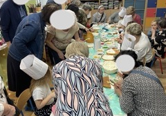 Dzieci z babciami i dziadkami dekorują torty.