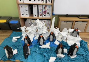 Makieta Antarktydy wykonana przez dzieci.