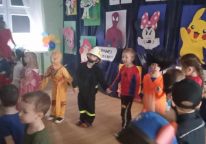 Dzieci z Myszek tańczą w kole.