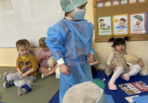 Zdjęcie przedstawiające dziewczynkę ubraną w strój niezbędny podczas operacji.