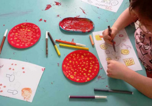 Dzieci rysują i kolorują swoje dodatki do pizzy