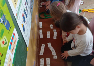 Dzieci układają wyrazy z liter
