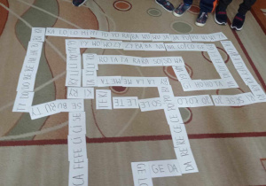 Dzieci układają domino sylabowe