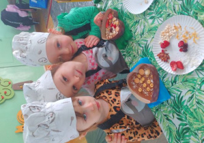 Dziewczynki z przygotowanymi czekoladkami.