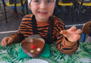 Chłopiec przygotował swoją czekoladkę.