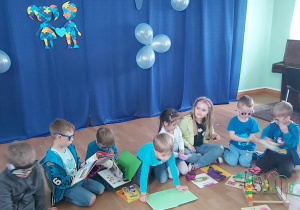 Grupa Myszki podczas zajęć edukacyjnych związanych z tematyką autyzmu.