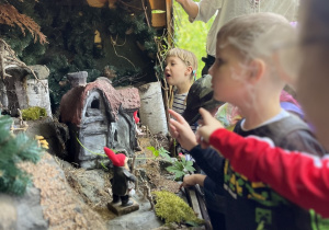 Dzieci oglądają leśne ekspozycje.