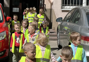 Zdjęcie grupowe dzieci wychodzących ze szkoły.