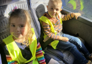 Zdjęcie przedstawiające dzieci w autokarze podczas przejazdu z przedszkola do miejsca docelowego.