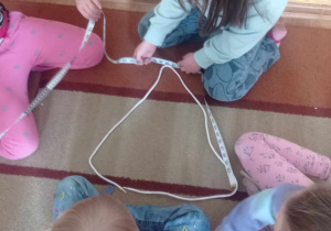 Dzieci mierzą boki trójkąta