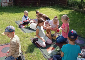 Dzieci tworzą roślinne tatuaże