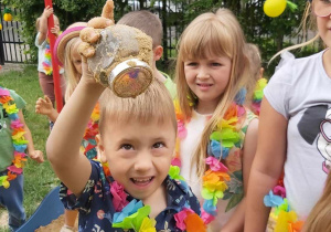 Chłopiec odnalazł skarb ukryty w piaskownicy.