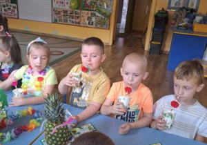 W hawajskim nastroju Martynka, Oskar, Michał i Antoś popijają hawajskie drinki z parasolkami.