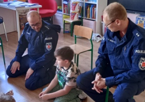 Policjanci uczą dzieci, jak zachować się kiedy zaatakuje je pies.