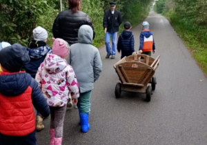 Dzieci idą na pole kopać ziemniaki.