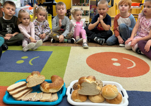 Dzieci oglądają różne rodzaje pieczywa