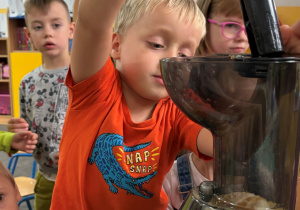 Wojtek robi sok z cytryny w wyciskarce do owoców