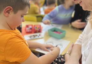 Leoś z Mamą wykonują dyniowe zadanie.